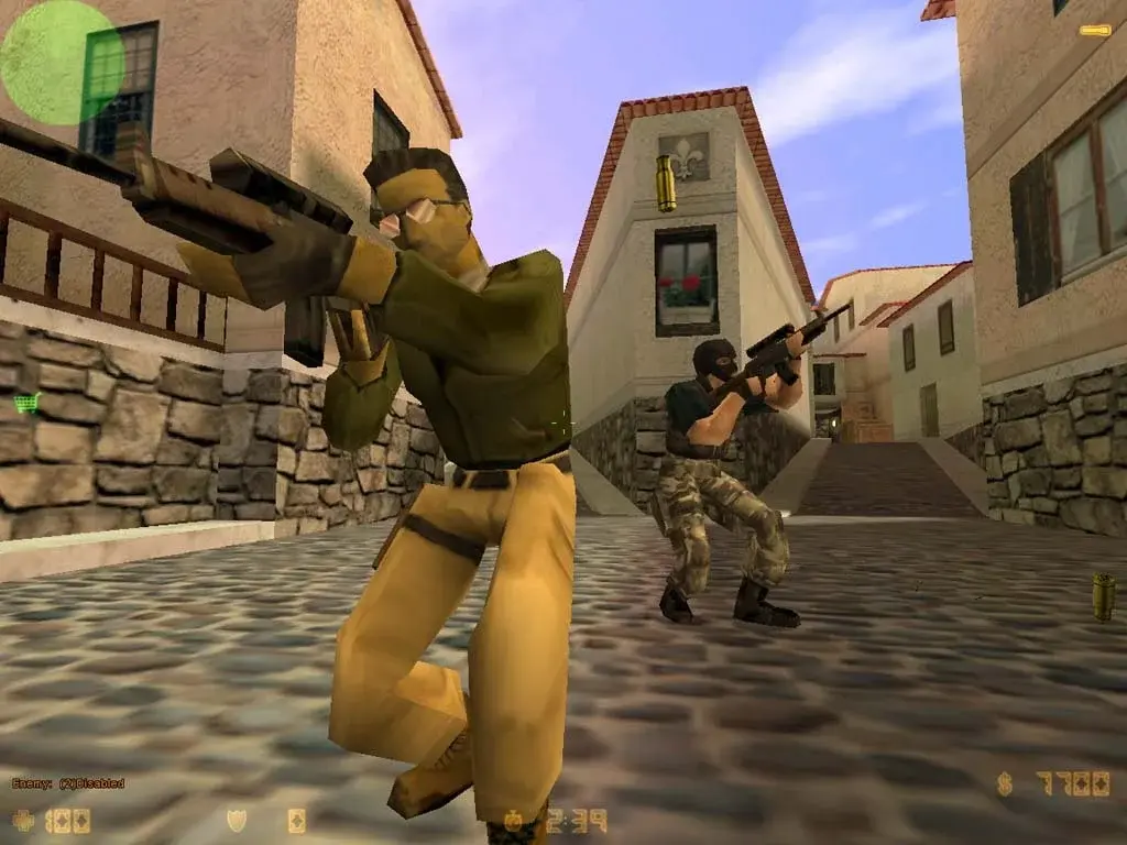 Архивный скриншот Counter-Strike: игроки на улочках классической карты